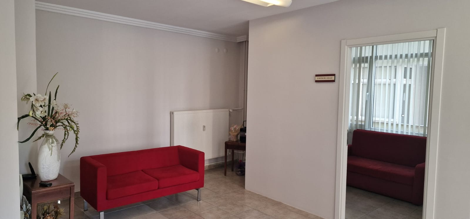 Prof. Dr. Aşkın Yıldız Muayenehanesi Bekleme Salonu - İzmir Alsancak Kadın Hastalıkları Kliniği
