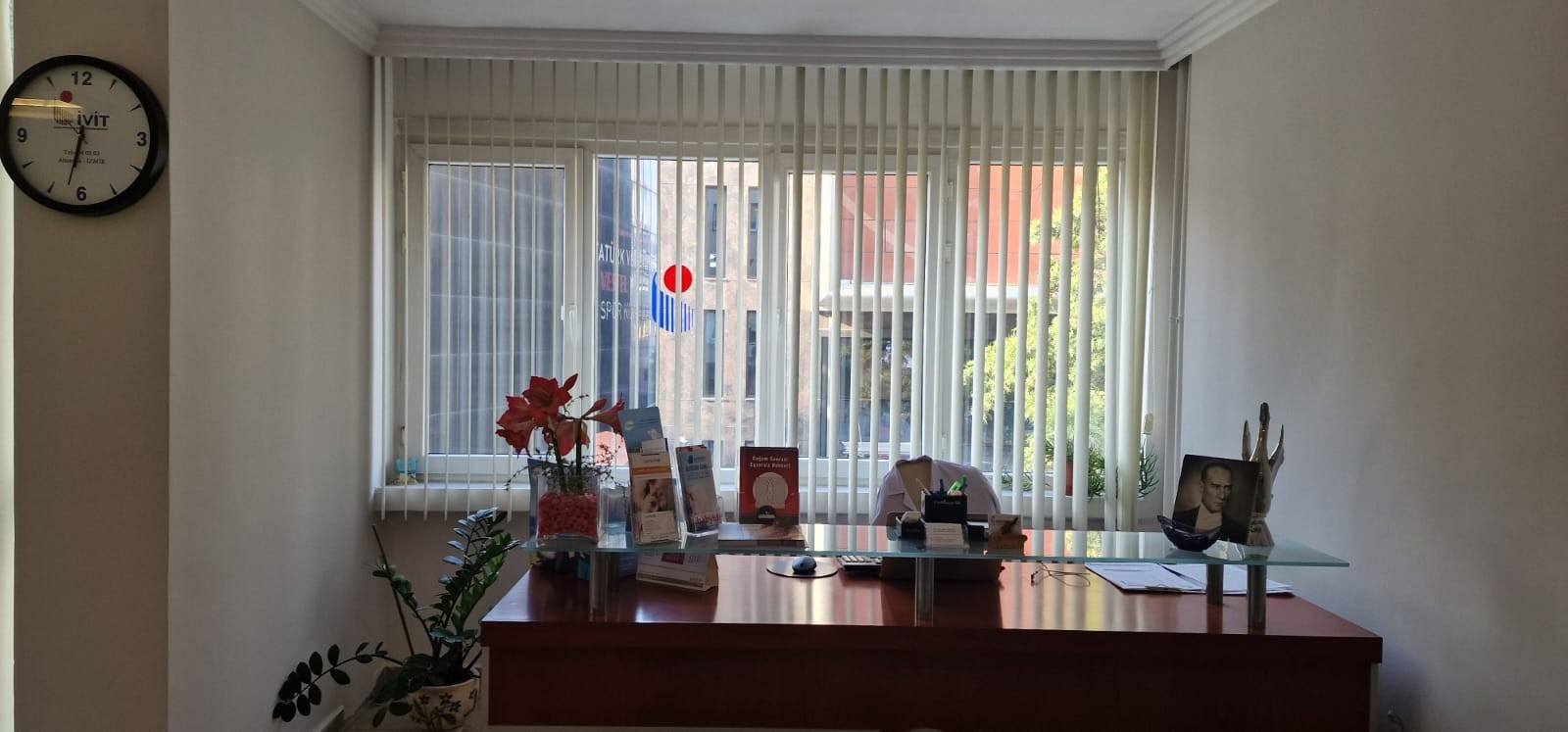 Prof. Dr. Aşkın Yıldız Muayenehanesi Resepsiyon Masası - İzmir Alsancak Kadın Hastalıkları Kliniği